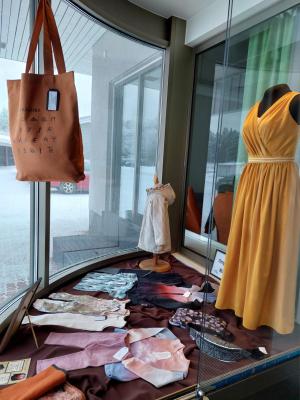 kulmahuoneen näyteikkuna