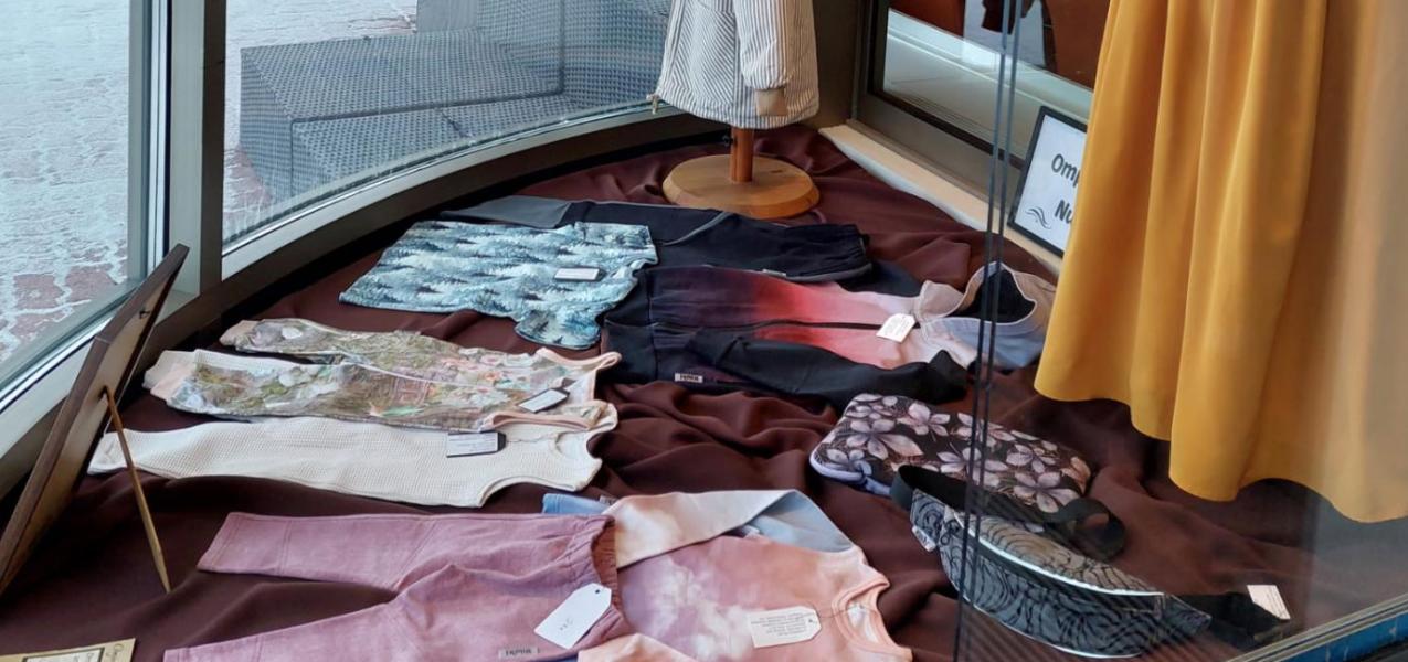 kulmahuoneen näyteikkuna