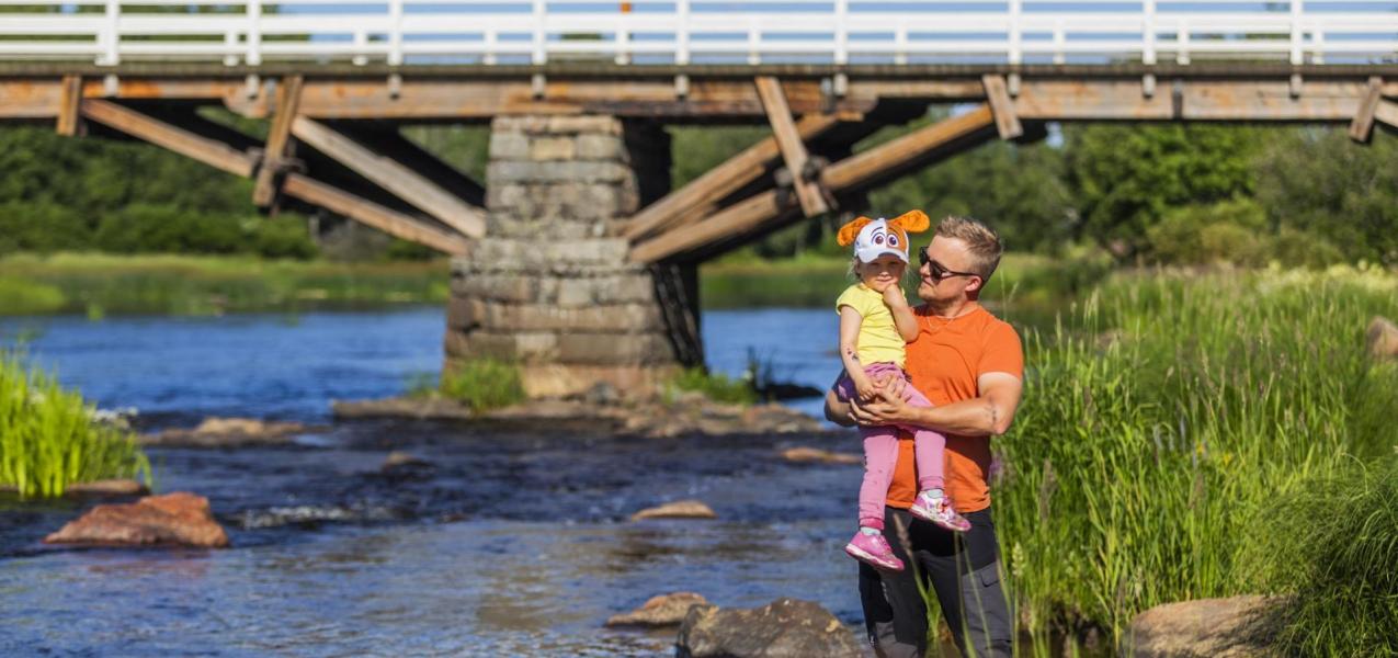 mies ja lapsi Pyhäjoen jokivarressa