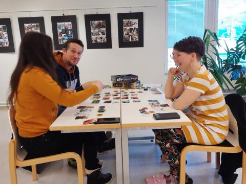 yhessä illat - kuva kirjastolta peli-illasta