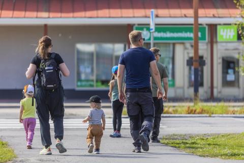 Katunäkymä ja perhe