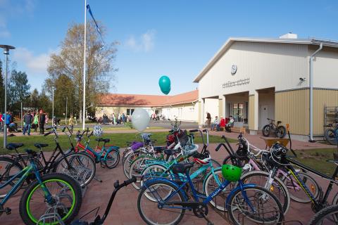 ulkokuva Yppärin koulusta jonka pihalla paljon polkupyöriä