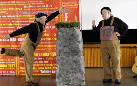 Kuvassa näyttelijöitä