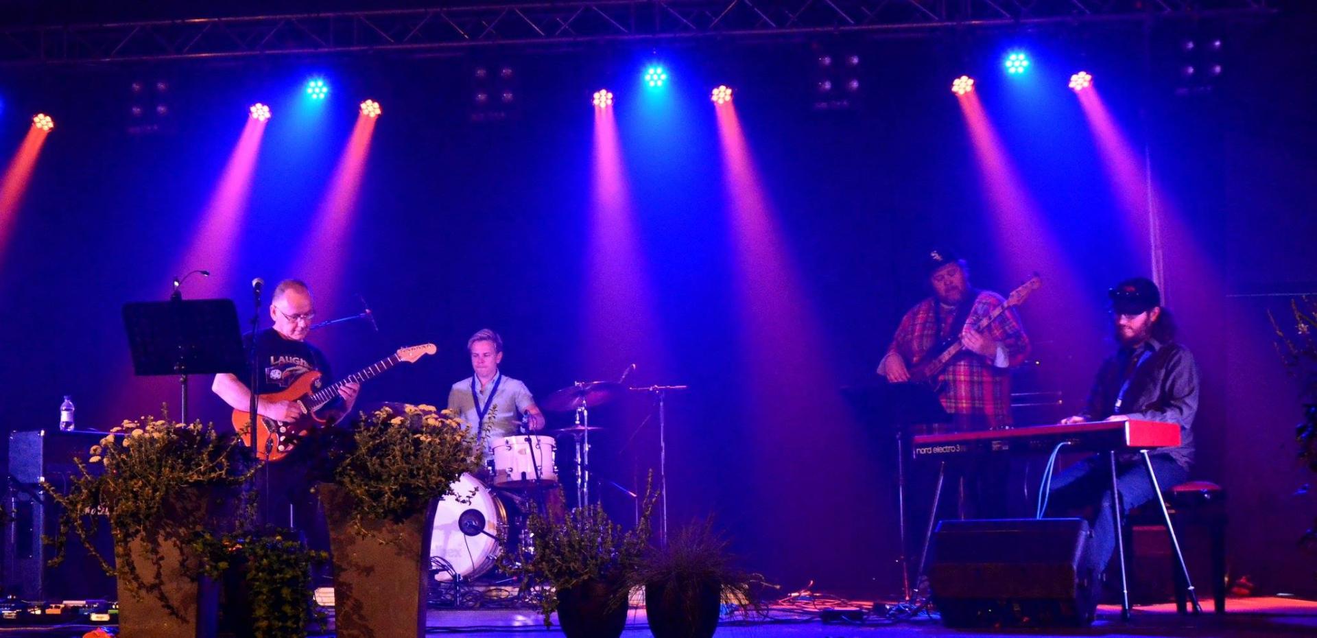 Kuvassa J. Rannanjärvi Blues Band lavalla